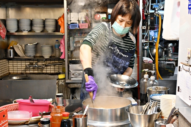 基隆美食：三沙灣麵線羹，麵線裡的大腸是包在魚漿裡，口感很特別也很好吃 @嘿!部落!