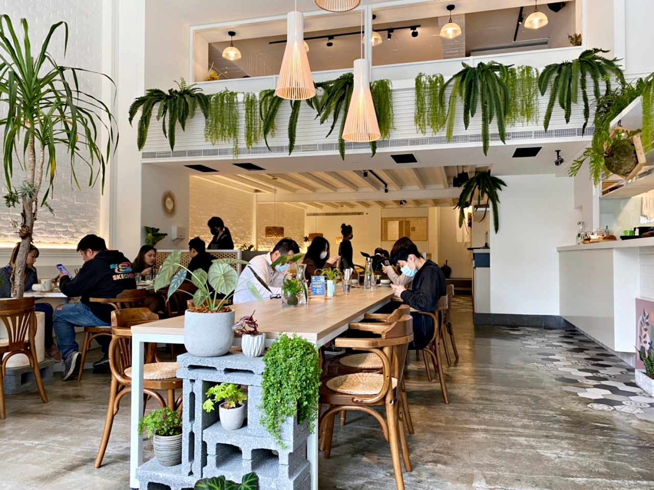 內湖美食：白色系餐廳Leafy Vibe午葉，有大片落地窗設計搭配綠意盎然的植栽，低醣料理健康又好吃 @嘿!部落!