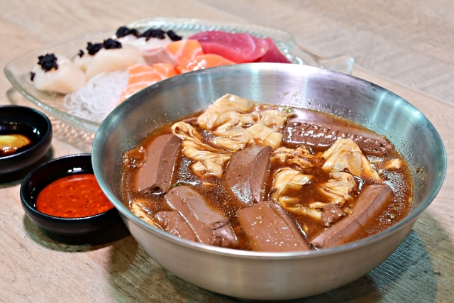三重美食:美鳳滷味除了傳統滷味外,連牛排、雞佛、松阪豬、鮮草蝦通通都可以變成滷味 三重美食:美鳳滷味除了傳統滷味外,連牛排、雞佛、松阪豬、鮮草蝦通通都可以變成滷味