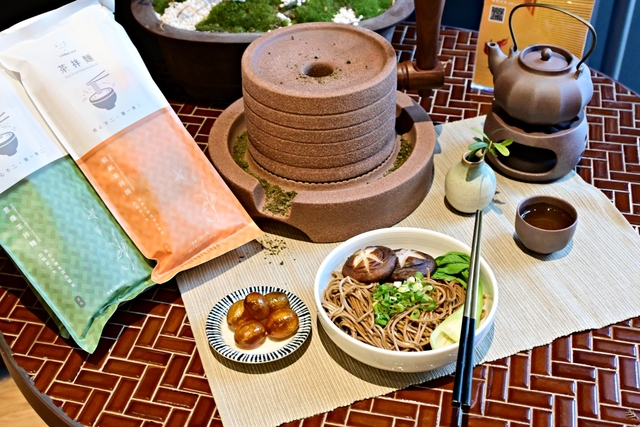 半夜吃什麼？不二堂&amp;Walkerland茶拌麵，將凍頂烏龍茶揉入麵條，讓人隨時都吃的到美味乾拌麵 @嘿!部落!