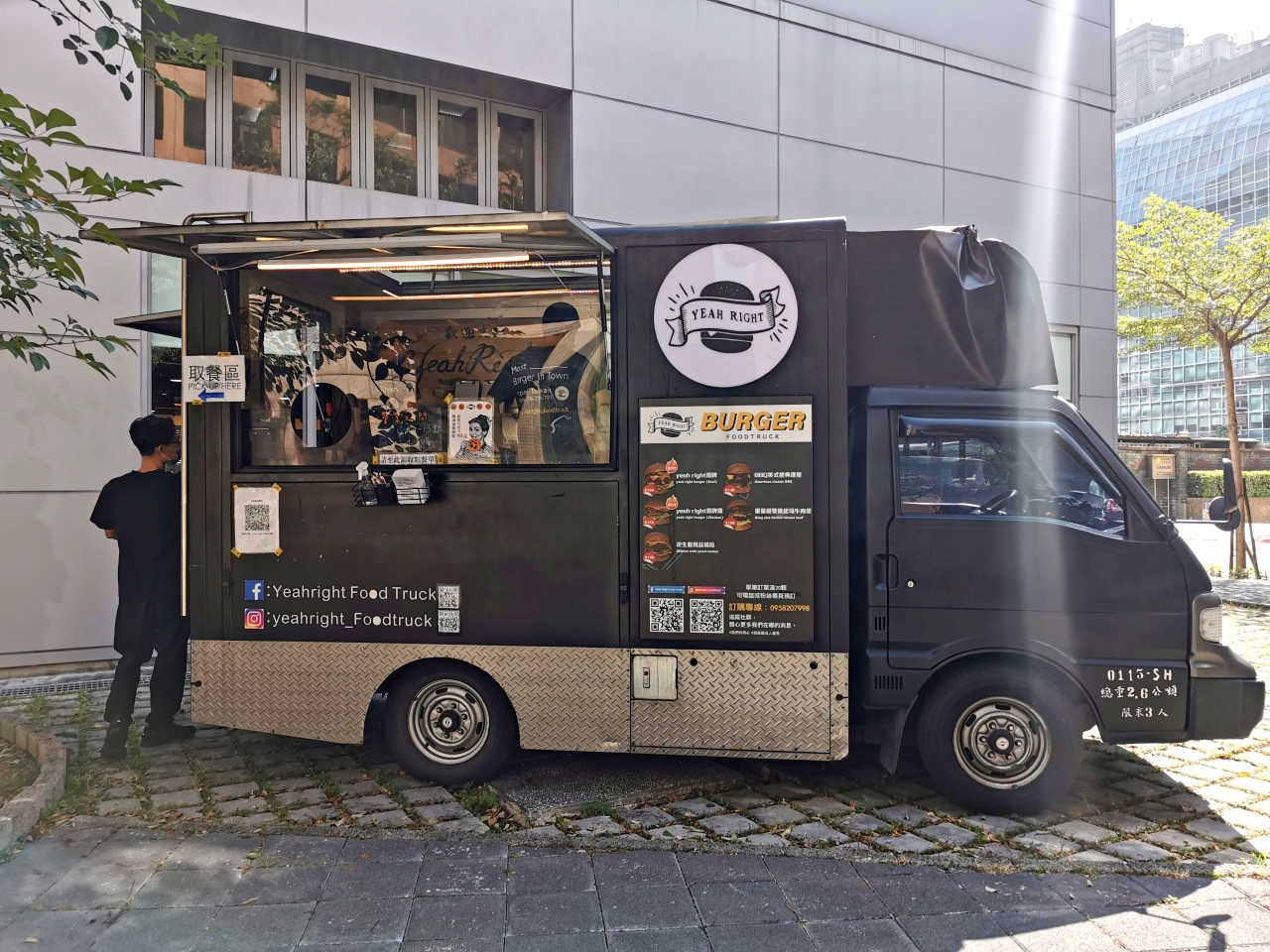 Yeah Right Food Truck 美式漢堡餐車，每週營業地點皆不同，想吃到要關注粉絲團 @嘿!部落!