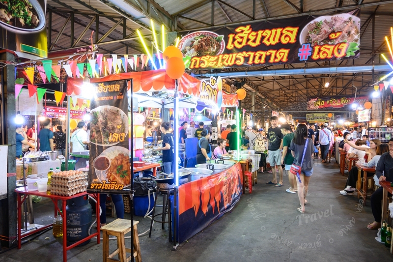 曼谷Train Night Market Srinakarin席娜卡琳鐵道夜市，大推巨無霸打拋豬肉飯 @嘿!部落!