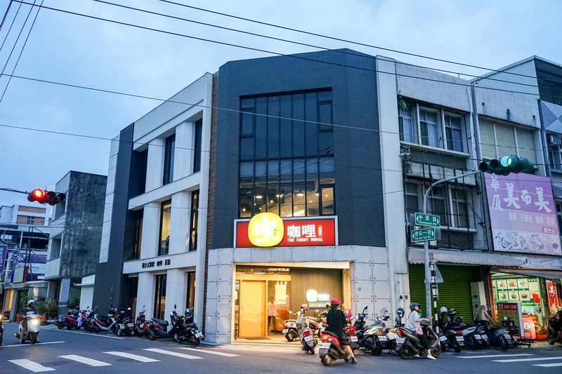 [花蓮美食]再訪樂咖哩-大份量霸氣豬排搭配濃稠日式咖哩，食材透明味道喜歡 提供樂咖哩菜單，不像簡餐店倒像是休閒茶鋪 而且還真有茶點多樣飲料提供唷 花蓮咖哩豬排 @嘿!部落!