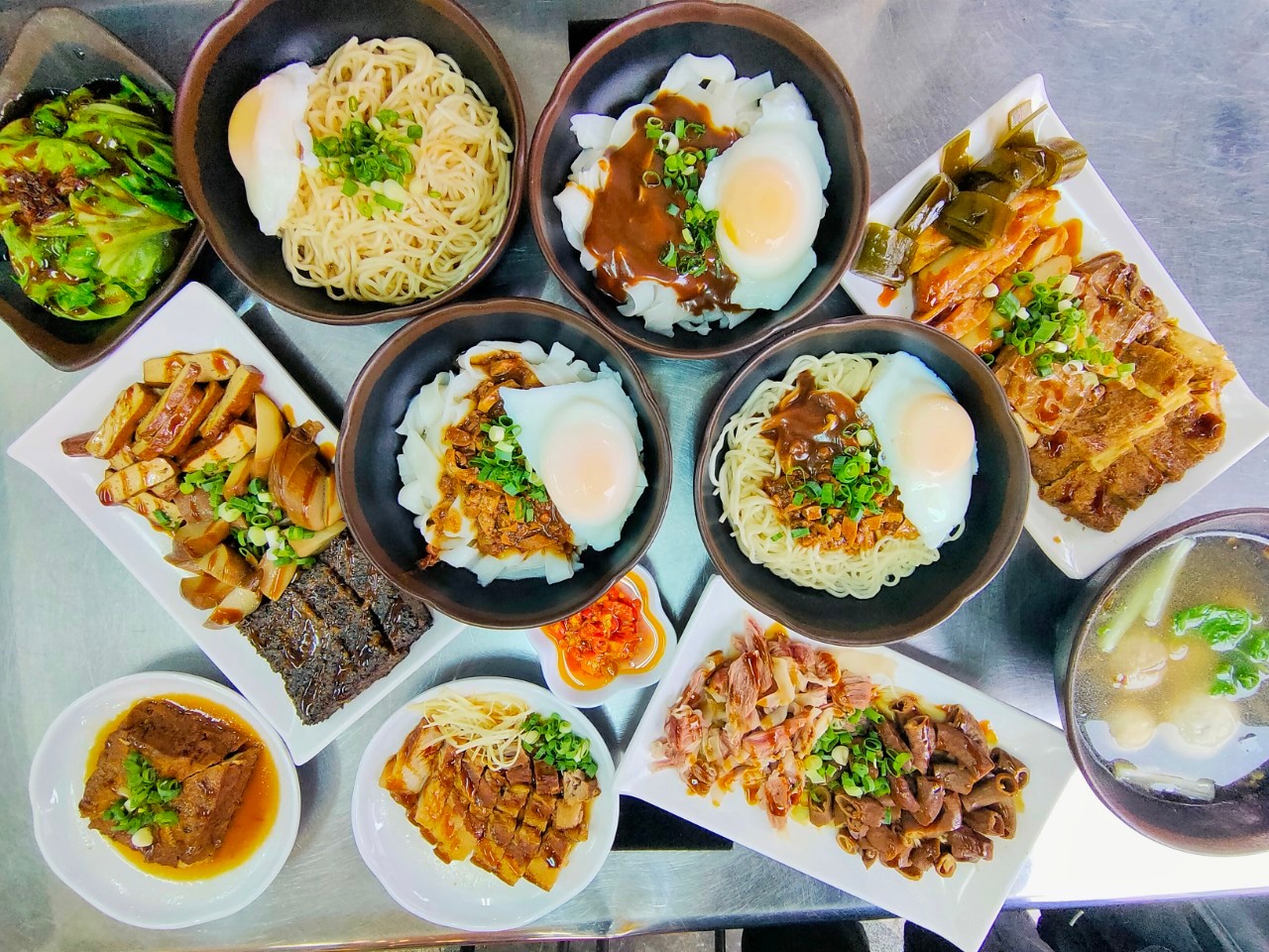 桃園中壢美食-撐場麵 Zhongli Noodles-中壢火車站附近好吃的手工麵，客家粄條.半熟蛋包都好優  （邀約） @嘿!部落!