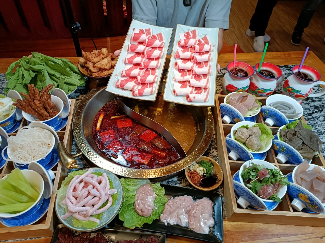 桃園中壢美食-好想你重慶蓋碗火鍋-道地的重慶牛油火鍋太迷人，我愛死了那個豬腦花啊！！  （邀約） @嘿!部落!