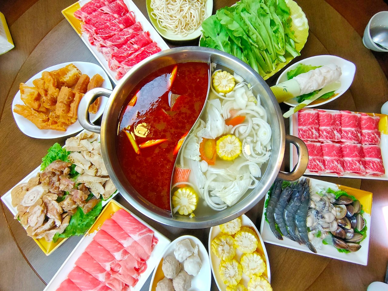 桃園區美食-鐵木真麻辣鴛鴦火鍋-近30年老湯頭鍋底,麻辣甘醇讓人回味不已，老饕們的私房名單  （邀約） @嘿!部落!