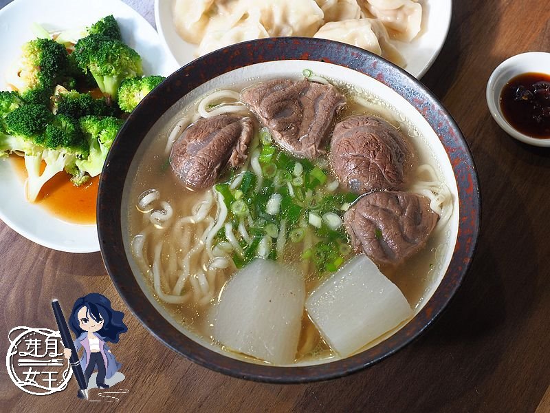 桃園中壢美食-小巷子清燉牛肉麵-影城旁低調卻很熱門的小店面，湯頭居然讓我印象深刻不已  （邀約） @嘿!部落!