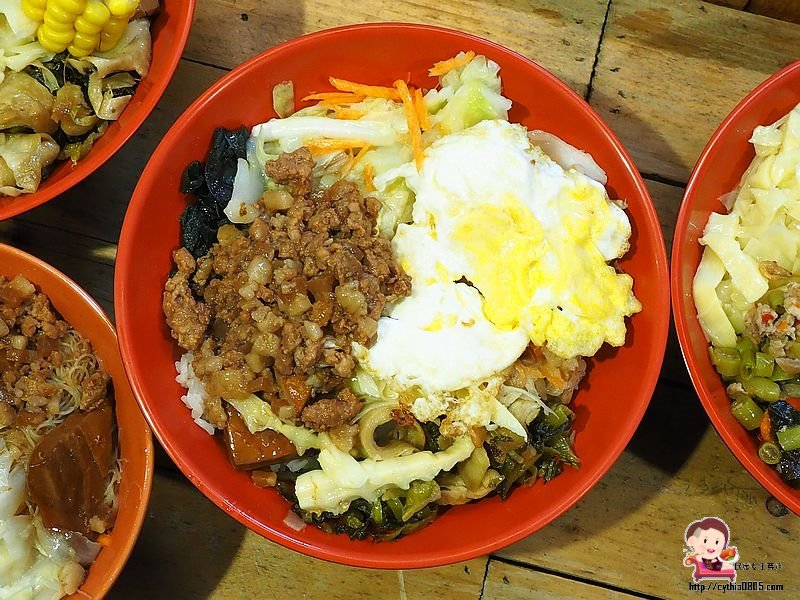 桃園中壢美食-吃真飽貨櫃屋-打拋豬飯再加個海鮮湯只賣你95元，一百塊就撐飽你的佛心美食在中壢 @嘿!部落!
