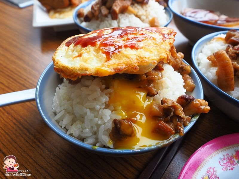 桃園八德美食-切角魯肉飯-傳統手切魯肉飯配上半熟荷包蛋，內用只要25元就可以魯肉飯吃到飽 @嘿!部落!