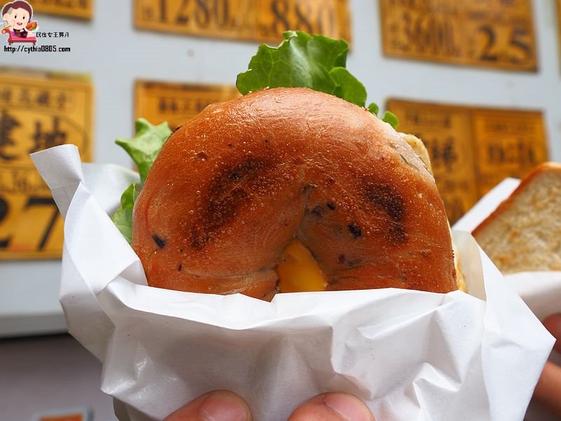 桃園中壢美食-inhere bread.在這早餐-郵局前不起眼早餐攤車，有好吃的貝果漢堡,85元好划算 @嘿!部落!