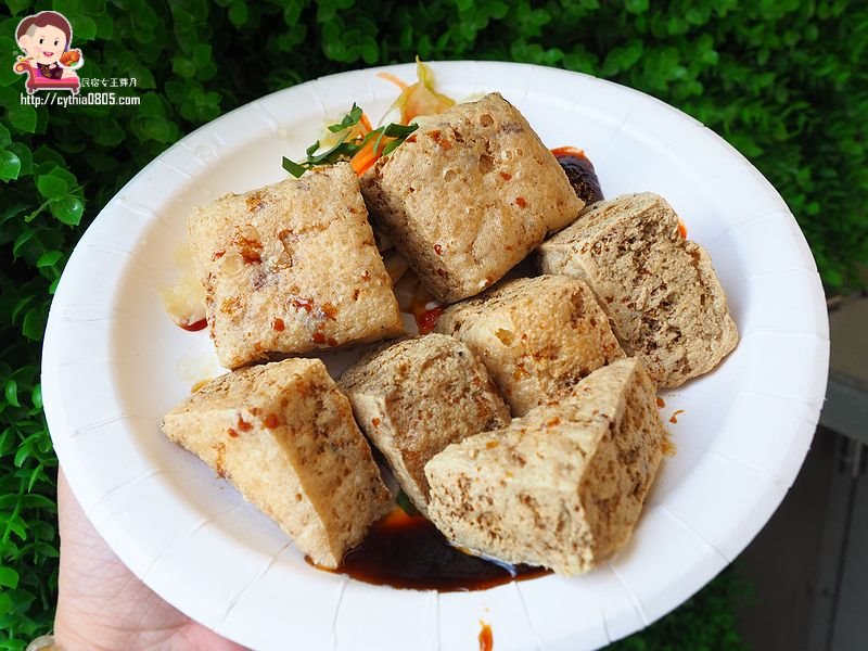 桃園中壢美食-驚嘆號臭豆腐-三角窗的新賣點，IG風的酥脆臭豆腐 @嘿!部落!