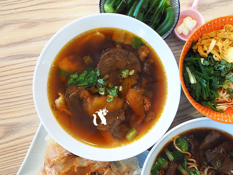 桃園中壢美食-山城亭-在田中央的牛肉麵，湯頭精緻好喝，還有好吃的日式雪花餃子 @嘿!部落!