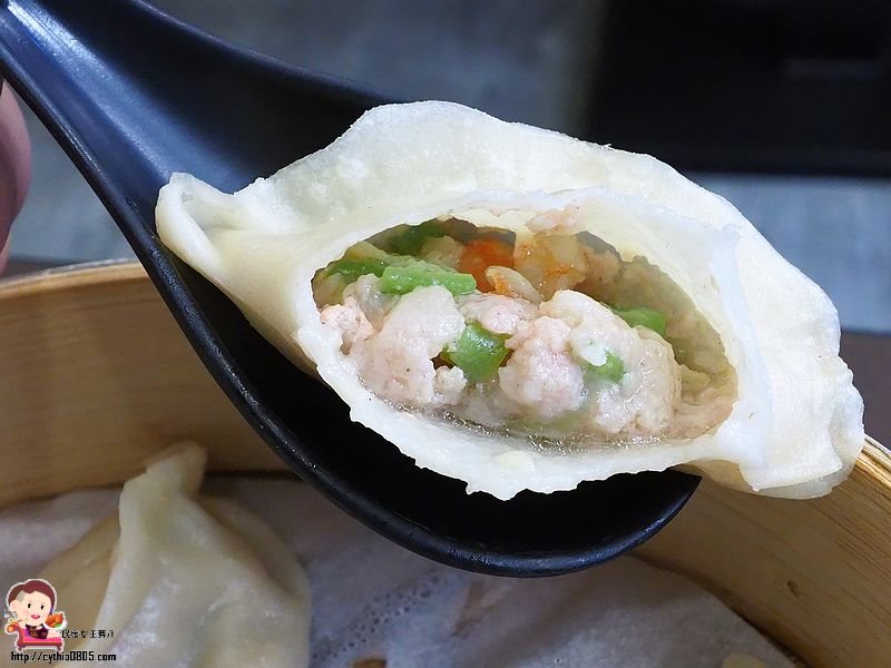 桃園中壢美食-六品閣 麵食館-中原夜市老字號麵食館，起司蒸餃好吃，小米粥很可以