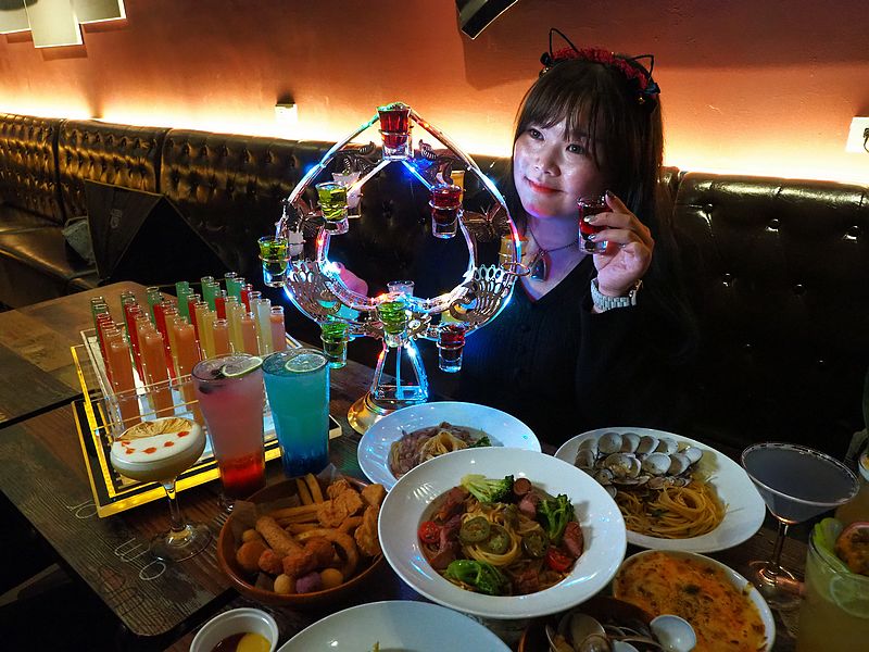 桃園中壢美食-Bunker Bistro邦克餐酒館-中壢也有美式飛鏢餐酒館啦~平均一杯250起，還有免費試管塔請女孩兒喝！ （邀約）