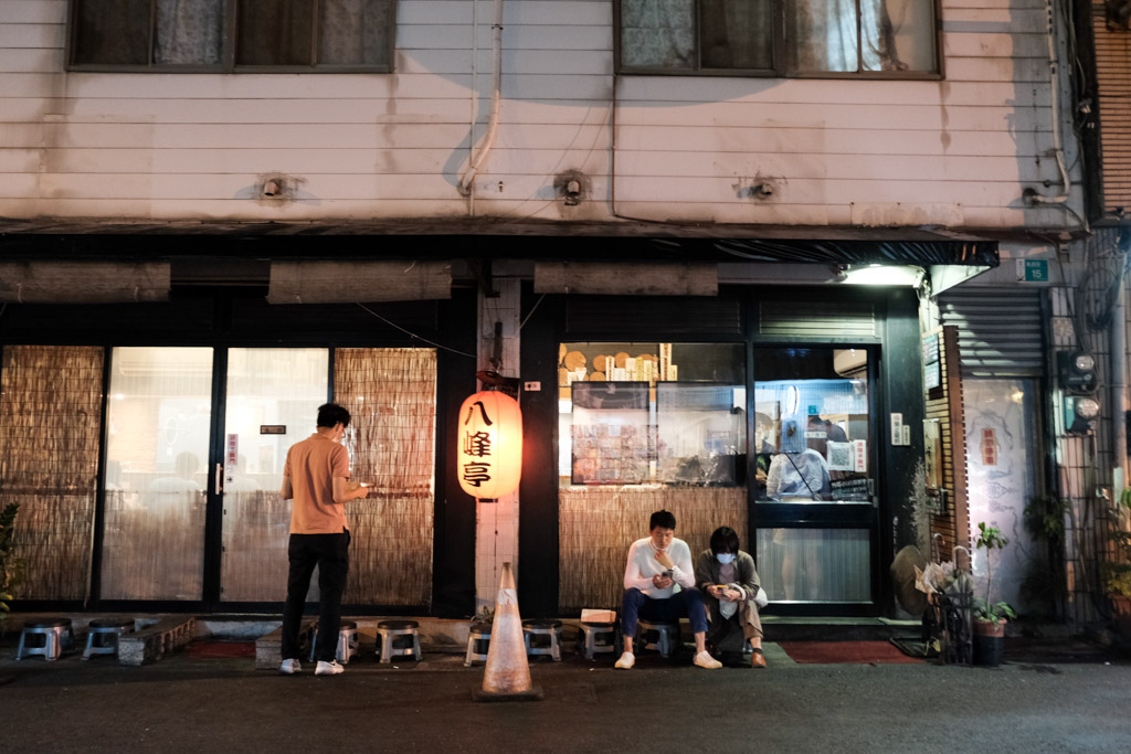 台南人氣拉麵店｜八峰亭日式拉麵，很有日本氛圍的小店，排隊才吃得到！ @嘿!部落!