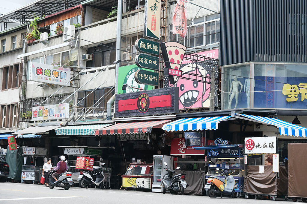 台中現烤美式手拋披薩「怪獸披薩」$60元一片比臉還大！台中外帶外送披薩推薦