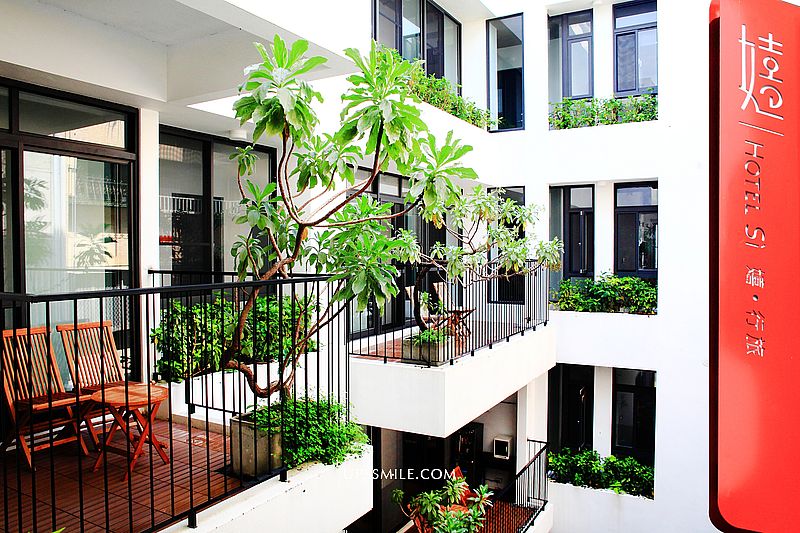 【台中住宿】嬉行旅 Hotel Si，專為女性設計打造台中文青旅店，草悟道住宿，純白風天井環繞綠植栽旅店，宛如到了國外度假風飯店，台中設計感旅店，IG文青網美打卡台中景點