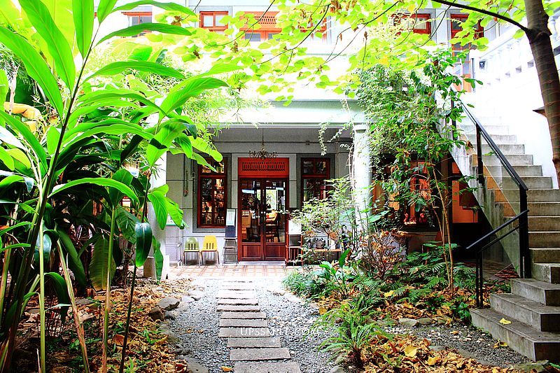 即時熱門文章：【大稻埕美食】鹹花生咖啡館(現改RADICI義式餐酒館)，三進式天井庭園街屋咖啡老屋秘境，穿梭迪化街百年老宅洋樓重生，台北老宅咖啡館推薦