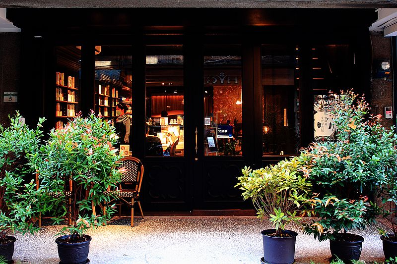 春秋書店，四層樓老宅獨立書店，大同區歐式復古風不限時咖啡館，赤峰街咖啡美食地圖，台北書店推薦