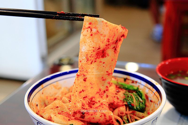 川豫麵館，新莊排隊名店，必點新莊油潑麵與冒菜鍋，油潑麵跟皮帶一樣寬大又大份量，辣香咀嚼麵香，新莊川味麵食，川豫麵館菜單 @嘿!部落!