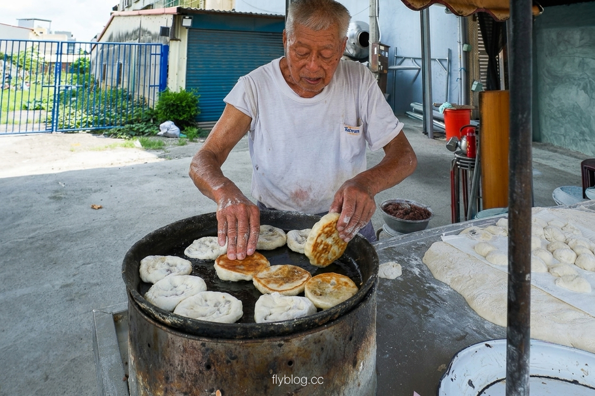 彰化員林｜火雲掌伯豆標．7元銅板價！50年古早味徒手翻餅，在地人激推必吃小吃 @嘿!部落!