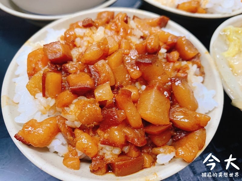 【新北三重】三重排隊美食-今大魯肉飯！三重最好吃的魯肉飯！食尚玩家推薦三重必吃美食！(捷運菜寮站美食、三重美食推薦、三重小吃推薦)