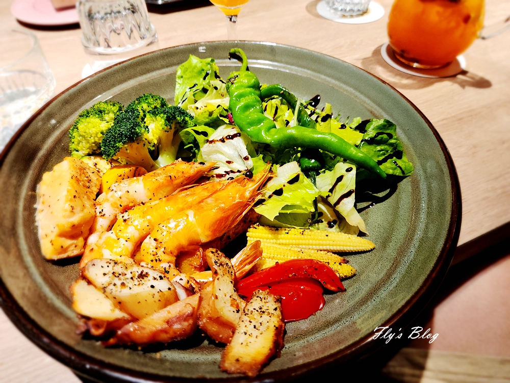 BUNA CAF’E 布納咖啡館，環境大又舒適，沒有用餐時間限制，適合聚餐，沙拉很美味~ @嘿!部落!