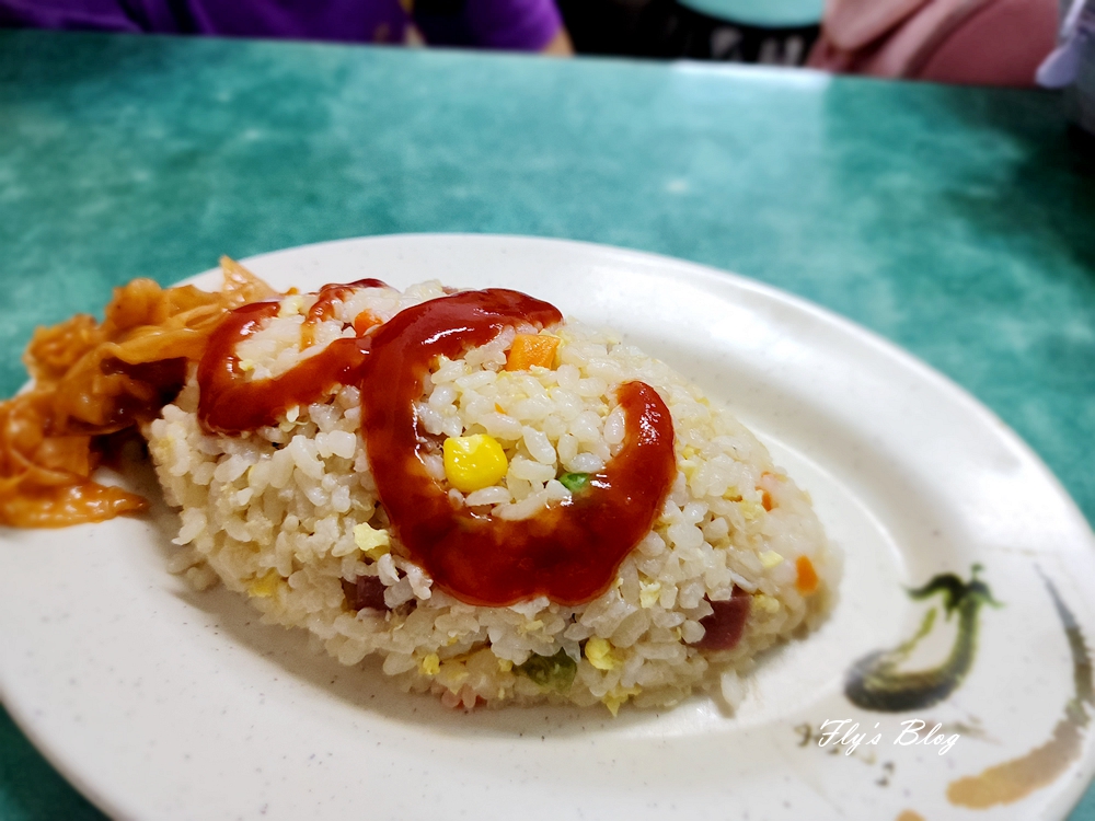 隱身在傳統市場裡的小麵館，40元就能吃上一盤炒飯，價格便宜很實惠