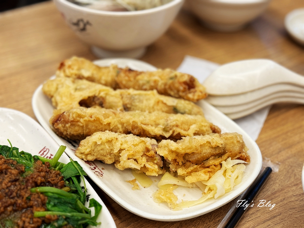 周氏蝦捲台南總店，蝦捲酥脆好吃，連肉燥飯都相當有水準，米飯煮的很美味哪！ @嘿!部落!