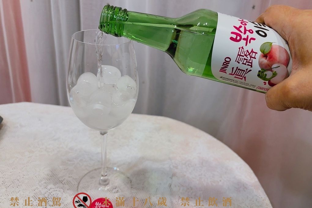 【韓國燒酒推薦】韓國JINRO真露水蜜桃燒酒  清甜水蜜桃香氣，讓人少女心瞬間大爆發🍑 @嘿!部落!
