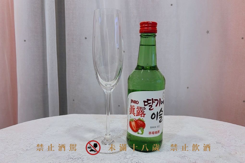 【韓國燒酒推薦】韓國JINRO真露草莓燒酒 甜蜜微醺的浪漫時光 🍓 @嘿!部落!