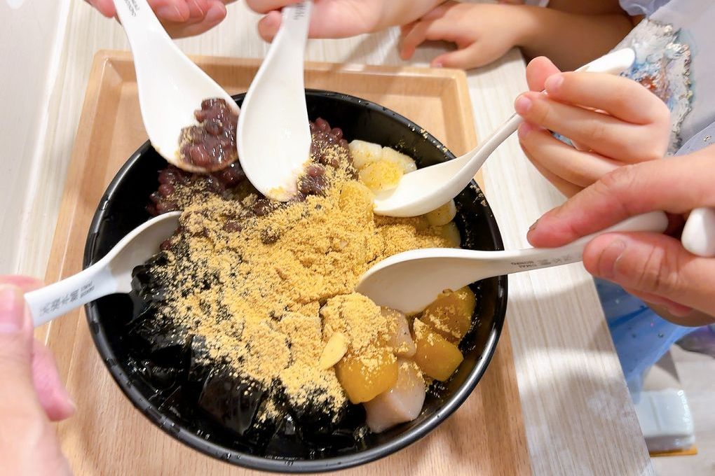 【三重 手工豆花 甜品店推薦】滿溢本舖三重正義店 不論你想溜小孩、約會或是帶著回憶兒時的心情，在這裡品嚐一碗滿滿古早味手工豆花及各式甜品，讓你得到最大的滿足！ @嘿!部落!