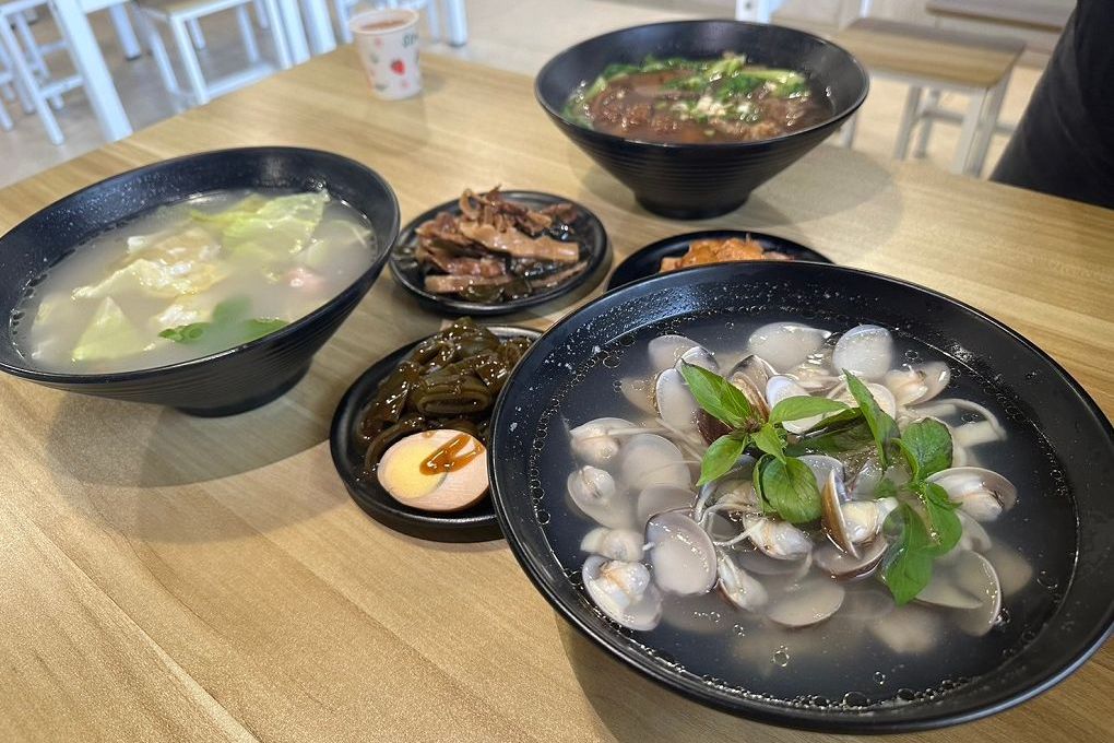 【中原大學 中壢牛肉麵推薦】鍾小勤麵食館  有著各式美味的餐點，同時還提供了免費的紅茶及豆花，這麼佛心的店值得帶著家人、好友一起品嚐！ @嘿!部落!