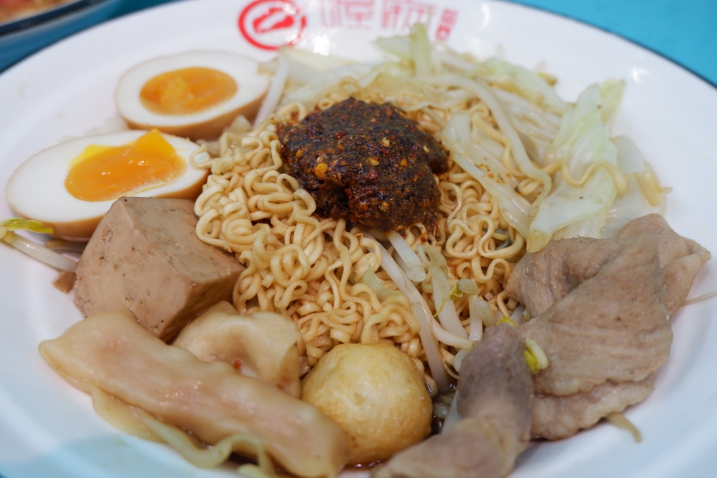 【新莊 佳瑪商圈美食】新貳拾壹食堂-新莊逼逼堂 新莊加熱滷味／鴨血／臭豆腐／拌炒泡麵 專門店 @嘿!部落!