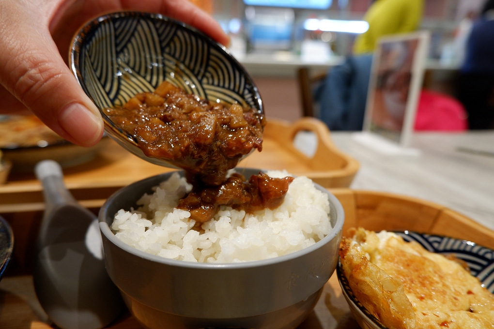 即時熱門文章：【信義區市政府滷肉飯，台菜】滷肉控  信義遠百A13美食 臺味獨享餐