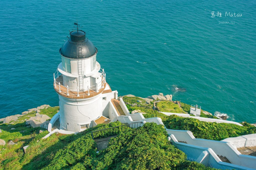 馬祖、東引 | 守護國境之北的明燈、湛藍海洋裡的白色巨塔「東引島燈塔」| 東湧燈塔、全台唯一在懸崖上的燈塔