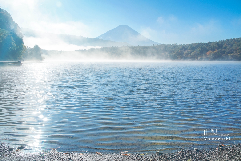 山梨、富士五湖 | 在晨霧繚繞的西湖場根濱，看到害羞露臉的富士山，遇見最美的愛情 (河口湖自駕一日遊景點推薦) @嘿!部落!