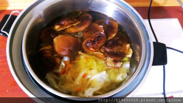 即時熱門文章：[食譜]電鍋|香菇高麗菜雞湯，挑戰三十分鐘快速上菜，零廚藝懶人料理推薦。