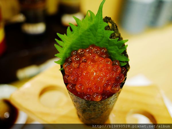 【新竹市區美食】鮨彩迴轉壽司@Big City巨城B1迴轉壽司店，菜單價位介紹。