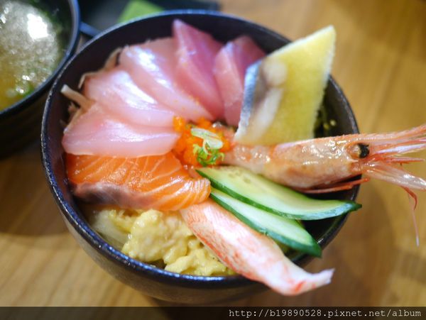 【新竹竹北美食】松賀日式料理@生魚片丼飯/海鮮丼飯/商業午餐88元起/築地鮮魚丼飯店。 @嘿!部落!