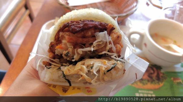 【台中美食】MOS BURGER 摩斯漢堡@興大店/柚香大阪燒珍珠堡/蜜汁烤雞堡/蛤蜊濃湯/期間限定。(已歇業) @嘿!部落!