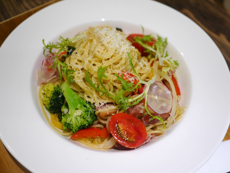 【新竹市區美食】The Polo Cafe(新竹巨城店)，巨城3F的咖啡屋，逛街逛累了喝杯咖啡剛剛好！義大利麵、燉飯好吃，必吃甜點舒芙蕾。 @嘿!部落!