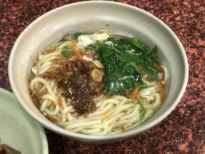 【新竹美食】民族魷魚羹，新竹補習街旁小麵攤，從小吃到大的古早味。(近新竹火車站.新竹小吃.貢丸湯.米粉.魷魚羹麵.魯肉飯) @嘿!部落!
