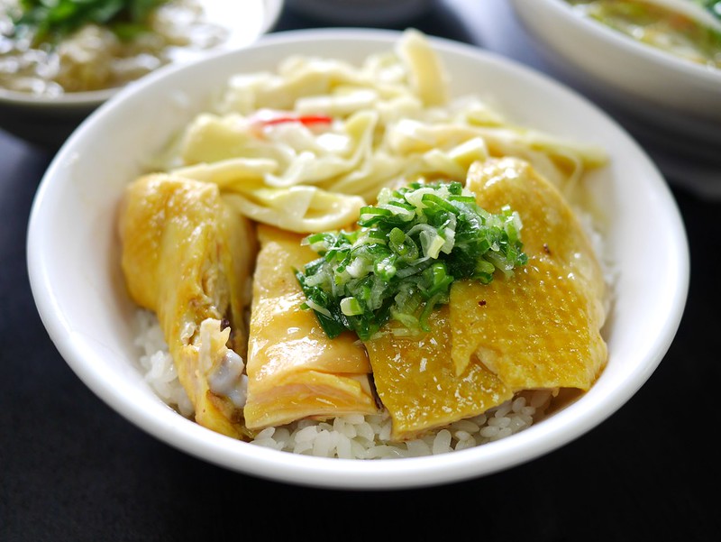 【新竹美食】東門文昌雞飯，人氣超夯新竹必吃美食小吃！來店必吃文昌雞肉飯、雞絲飯、滷肉飯，內用冷氣開放中。 @嘿!部落!