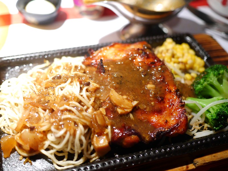 【美食】台中南屯區。赤鬼炙燒牛排 公益店@ STEAK ステーキの専門店。專潢華麗的平價牛排館。濃湯飲料無限暢飲。沙朗牛排$290元起。雞排豬排$260元起。 @嘿!部落!