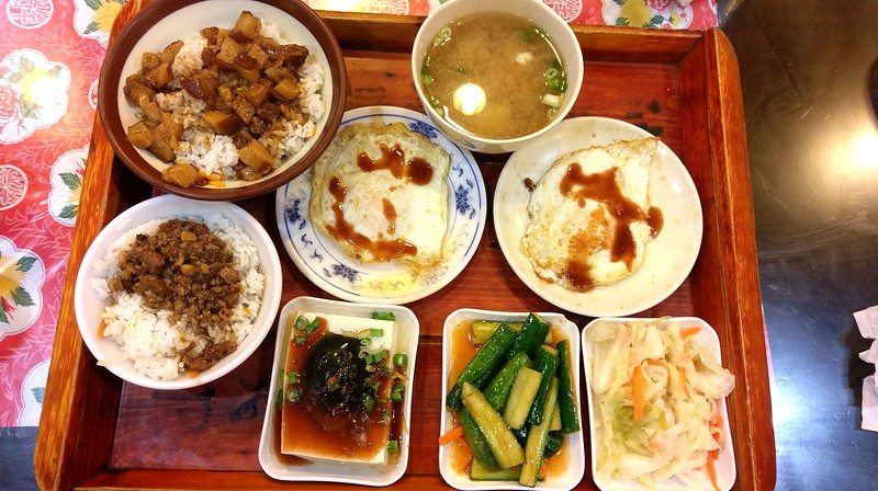 【美食】台中西屯區。橋頭財神爺滷肉飯(西屯總店) @近逢甲大學。24小時營業。台中美食。滷肉飯。瓜子肉飯。各式小菜。熱湯。 @嘿!部落!