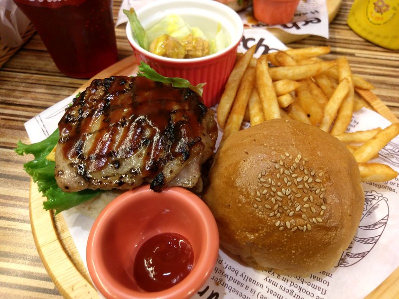 【美食】台中西區。艾可先生心美式餐廳~echo漢堡先生(勤美店)!此生必吃一次的美式餐廳~雙層起司培根燒烤牛肉堡、BBQ碳烤雞腿堡。(已歇業) @嘿!部落!