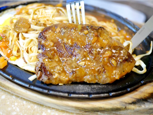 【美食】台中北區。二口美食鐵板麵~一中街裏頭的平價牛排、雞腿排。還有炒飯、燴飯多種選擇 @嘿!部落!