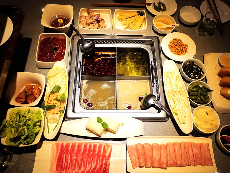 【美食】台中西屯。海底撈麻辣火鍋(台中大遠百店12F)! 台中店新開幕，服務兩百分的麻辣火鍋~兩個人吃也可以，餐點可點半份喔! 鴛鴦鍋/四宮格鍋/豬肚雞/派撈滑牛肉 @嘿!部落!