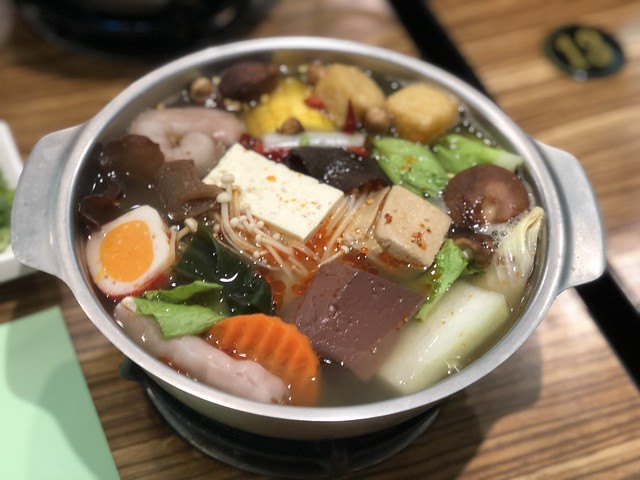 【新竹竹北美食】真過癮火鍋，竹北個人小火鍋、涮涮鍋、麻辣鍋推薦！一個人輕鬆吃鍋物，還有四層蛋糕架擺滿肉超美~必點麻辣鴨血、大腸頭！
